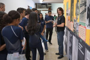 Exposição inédita sobre Anne Frank chega ao Centro Cultural Usiminas, em Ipatinga