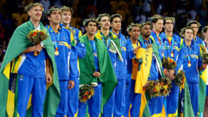 Time masculino de vlei do Brasil que conquistou o ouro na Olimpada de Atenas 2004 (foto: AP Photo/Greg Baker)