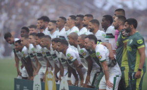 Time do Amrica perfilado em jogo pelo Mineiro (foto: Alexandre Guzanshe/EM/D.A Press)