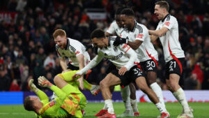 Jogadores do Fulham aps classificao sobre o Manchester United (foto: Darren Staples / AFP)