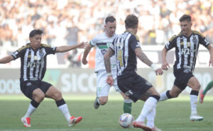 Atltico e Amrica no jogo de ida da final do Mineiro (foto: Alexandre Guzanshe/EM/D.A Press)