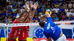 Oposto do Cruzeiro, Wallace em jogada diante do Bauru, pela Superliga (foto: Agncia i7/ Cruzeiro)