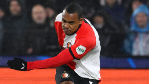 Igor Paixo em campo pelo Feyenoord (foto: JOHN THYS / AFP)