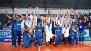 Time do Cruzeiro erguendo a taa do Sul-Americano Masculino de Vlei de 2025 (foto: Agncia i7 / Cruzeiro)