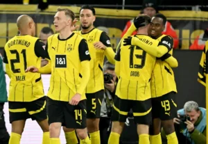 Jogadores do Borussia Dortmund se abraam (foto: Ina Fassbender/ AFP)