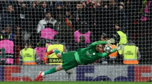 Donnarumma fez trs defesas e decidiu o duelo entre PSG e Liverpool (foto: Darren Staples / AFP)