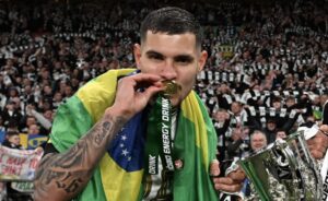 Bruno Guimares com medalha de campeo da Copa da Liga Inglesa (foto: Divulgao/Newcastle)