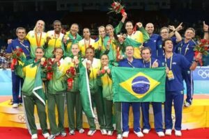 Sass (a segunda entre as levantadas, da esquerda para a direita) venceu a Olimpada de 2008 pela Seleo Brasileira de Vlei (foto: Divulgao/FIVB)