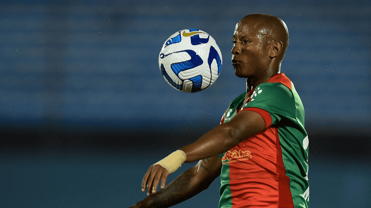 Mathias Acua em campo - (foto: Dante Fernandez/AFP)