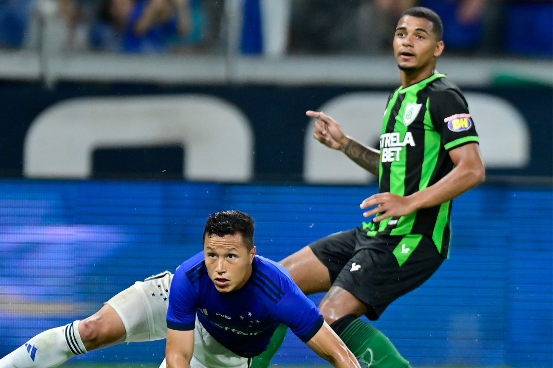 Momento em que Renato Marques chuta para fazer gol em Cruzeiro x Amrica - (foto: Mouro Panda/Amrica)