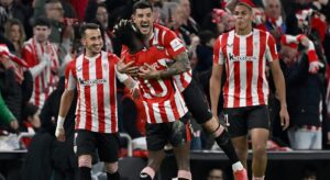 Jogadores do Athletic BIlbao comemorando com abraos (foto: Ander Gillenea / AFP)