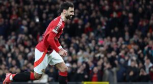 Bruno Fernandes comemorando gol correndo (foto: Darren Staples / AFP)