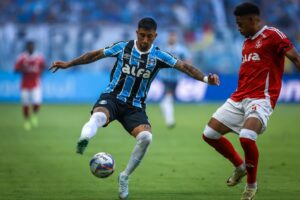 Jogador do Grmio disputando bola com atleta do Internacional (foto: Lucas Uebel/Grmio FBPA)