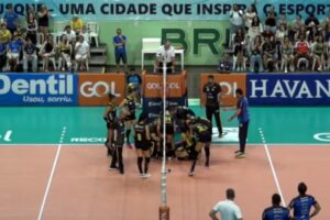 Jogadores do Praia em volta de Carol Gattaz durante jogo da Superliga Feminina (foto: Reproduo / Canal Vlei Brasil)