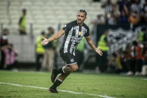 Fernando Sobral, do Cear, comemora gol sobre o Fortaleza (foto: Felipe Santos / Cear)