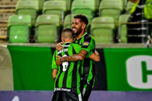 Jonathas comemora gol pelo Amrica enquanto  abraado por Malon (foto: Mouro Panda / Amrica)