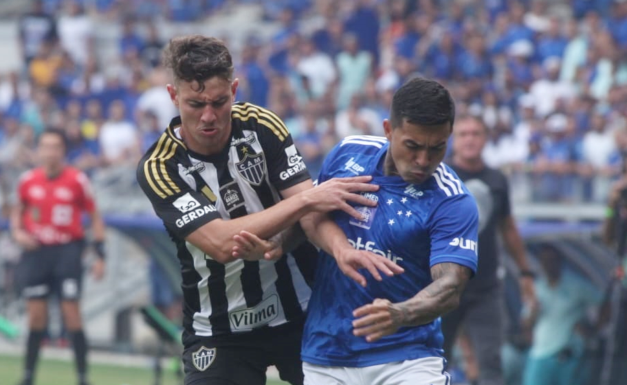 Natanael e Dudu brigam por espao durante clssico entre Atltico e Cruzeiro, pelo Campeonato Mineiro de 2025 - (foto: Edsio Ferreira/EM/D.A Press)