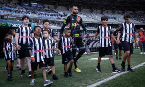 Everson entra com crianas em jogo do Atltico no Mineiro (foto: Pedro Souza / Atltico)