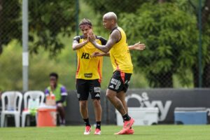 Scarpa e Deyverson comemorando um dos gols do Atltico no jogo-treino (foto: Pedro Souza/Atltico)