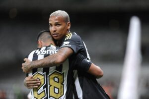 Cuello e Deyverson comemoram gol do Atltico sobre o Manaus na Copa do Brasil (foto: Alexandre Guzanshe/EM/D.A Press)