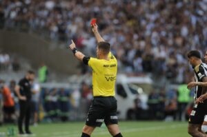 Vincius Gomes do Amaral dando carto vermelho em Atltico x Amrica (foto: Alexandre Guzanshe/EM/D.A Press)