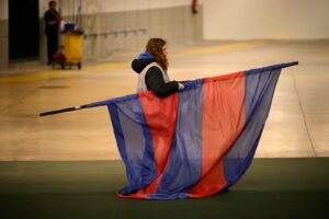 Torcedora do Barcelona com bandeira (foto: Josep Lago/AFP)