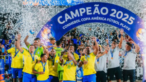 Seleo Brasileira ergue o trofu da Copa Amrica de futebol de areia pela quarta vez (foto: Divulgao/Copa Amrica)