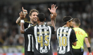 Jogadores do Atltico comemoram gol de Alisson contra o Manaus (foto: Alexandre Guzanshe/EM/DA.Press)