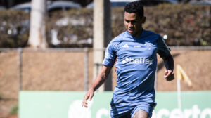 Fernando Henrique, volante do Cruzeiro, em treinamento na Toca da Raposa 2 (foto: Gustavo Aleixo/Cruzeiro)