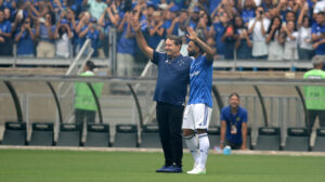 Pedrinho, scio majoritrio da SAF do Cruzeiro, ao lado de Gabigol, no Mineiro (foto: Alexandre Guzanshe/EM/D.A Press)