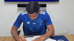 Lucas Belluco, meio-campista, assinando contrato com Cruzeiro (foto: Reproduo/Instagram)