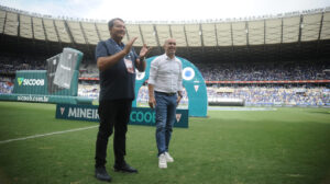 Scio majoritrio da SAF do Cruzeiro, Pedrinho, ao lado de Leonardo Jardim, tcnico, no Mineiro (foto: Alexandre Guzanshe/EM/D.A Press)