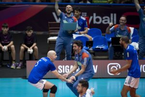 Jogadores e tcnico do Cruzeiro na final do Mundial de Clubes Masculina de Vlei (foto: Agncia i7/Cruzeiro)