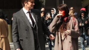 Dakota Johnson é surpreendida por sangue falso durante filmagens de 'Verity'