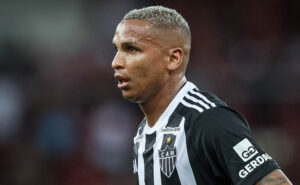 Deyverson, atacante do Atltico, em ao contra o Flamengo (foto: Pedro Souza/Atltico)