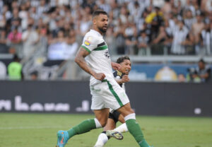 Luco, zagueiro do Amrica, em lance do gol do Atltico marcado por Rony (foto: Alexandre Guzanshe/EM/D.A Press.)