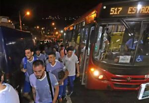 Rafael, Egdio, Mancuello e o diretor Marcone Barbosa e outros membros da delegao do Cruzeiro na chegada ao Mrio Helnio em nibus coletivo (foto: Leandro Costa/Esp/EM/D.A Press)