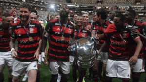 Jogadores do Flamengo com a taa da Copa do Brasil, na Arena MRV (foto: Alexandre Guzanshe/EM/D.A Press)