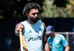 Gabigol, atacante do Cruzeiro, em treino na Toca da Raposa II (foto: Gustavo Aleixo/Cruzeiro)