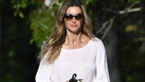 Gisele Bündchen é vista em passeio com o filho após o parto