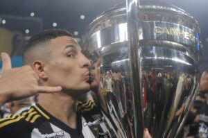 Guilherme Arana beija taa do Campeonato Mineiro 2025 (foto: Alexandre Guzanshe/EM/D.A Press)