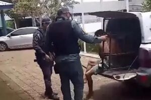 Homem usando algemas foge de camburão em Manacapuru, Amazonas