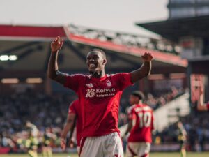 Hudson-Odoi comemorando gol da vitria do Nottingham Forest (foto: Nottingham Forest/Divulgao)