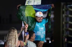 talo Ferreira celebra depois de vencer o Surf Abu Dhabi Pro, em fevereiro (foto: Fadel Senna/AFP)