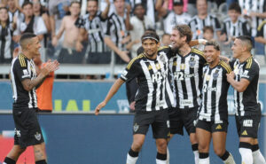 Jogadores do Atltico comemoram gol de Lyanco diante do Amrica, pelo Campeonato Mineiro (foto: Alexandre Guzanshe/EM/D.A Press)