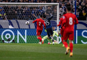 Kamada balana a rede em classificao do Japo  Copa do Mundo de 2026 (foto: PHILIP FONG/AFP)