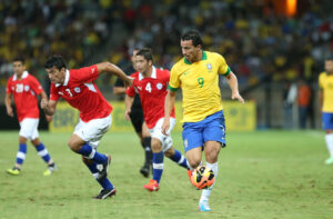 Leandro Damio conduz bola em amistoso entre Brasil e Chile no Mineiro (foto: Alexandre Guzanshe/EM/D.A Press)