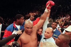 George Foreman no ring após vencer uma luta