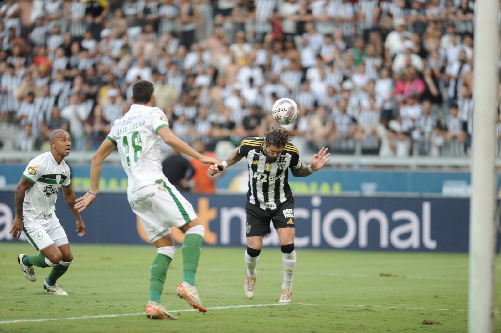 Lyanco cabeceia bola para marcar em Atltico x Amrica - (foto: Alexandre Guzanshe/EM/D.A Press)