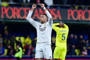 Mbapp celebra mais um gol pelo Real Madrid (foto: Jos Jordan/AFP)